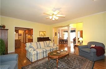 4th image of 832 Scott Dr