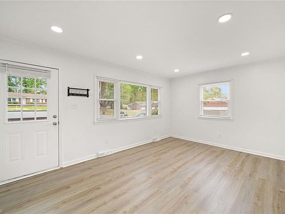 4th image of 4 Carpenter Ct