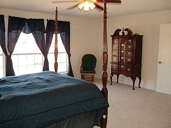 3rd image of 214 Creek Point Ln