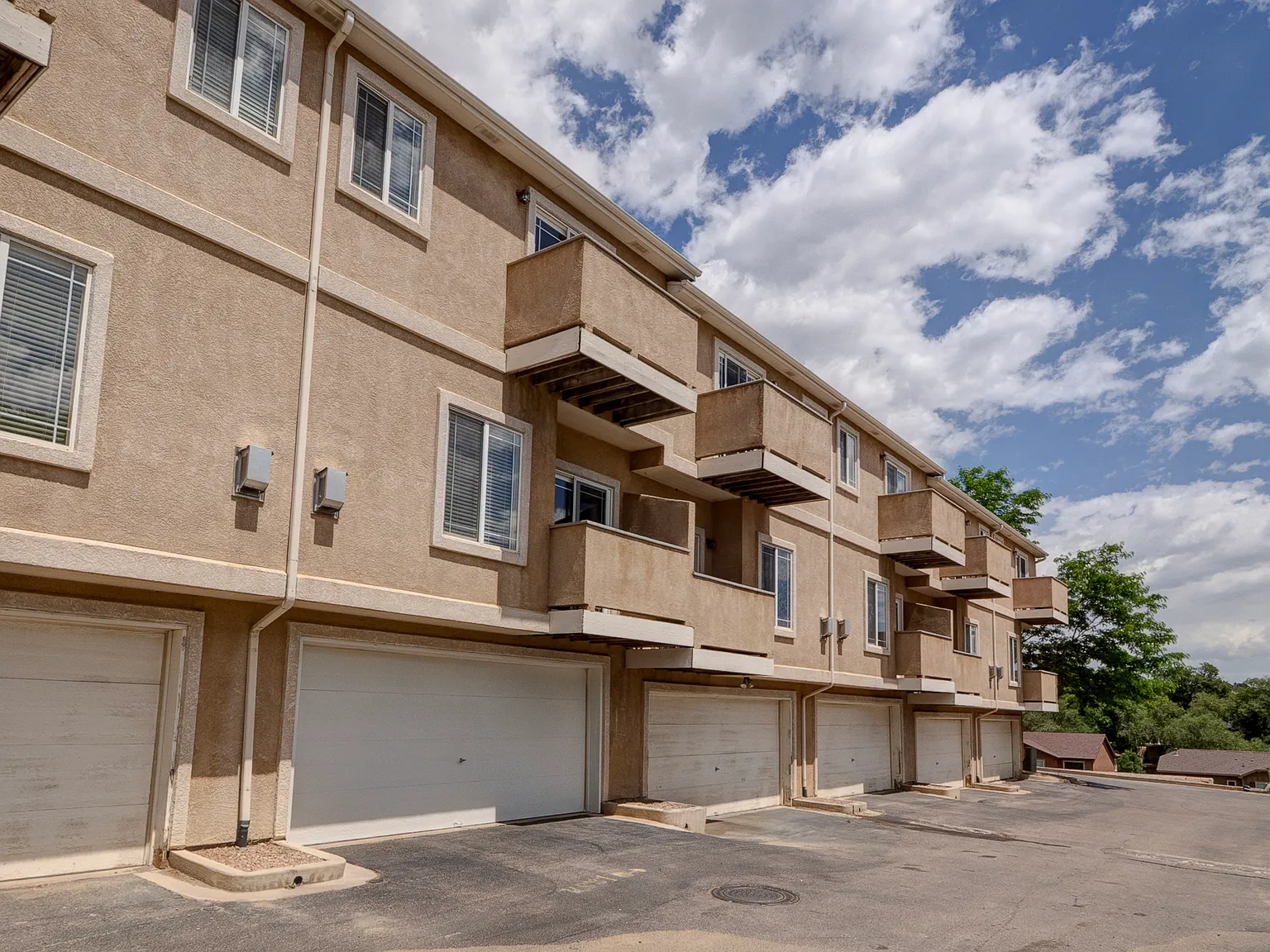 3 bed, 2.5 bath, 1685 sqft, $2,000 — Photo 2