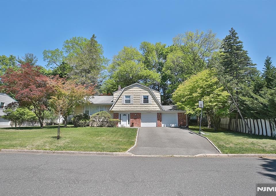 1st image of 124 Lenox Ave