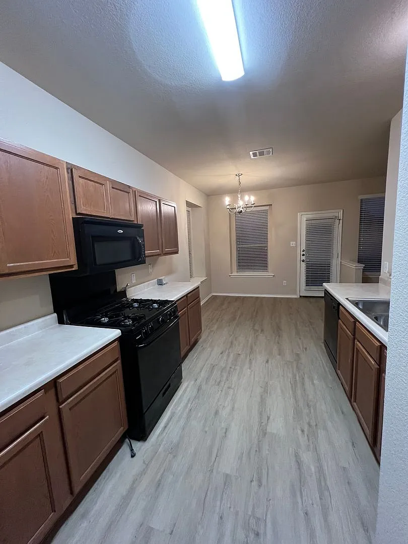 4 bedroom 2.5 bath Kensington Trails home Available in August! — Photo 4