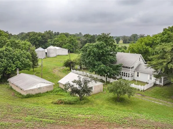 33425 Irish Ln, Brighton, IL 62012