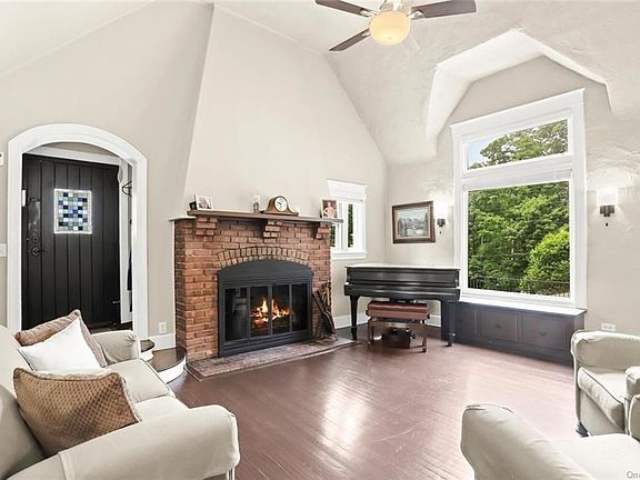 2nd image of 320 Sarles Ln