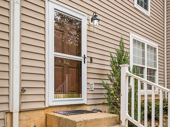 3rd image of 102 Hartford Ct