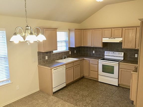 4th image of 903 Beaumont Sq