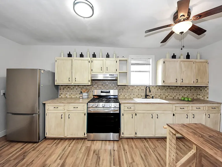 215 E Saint Charles Dr — Photo 8