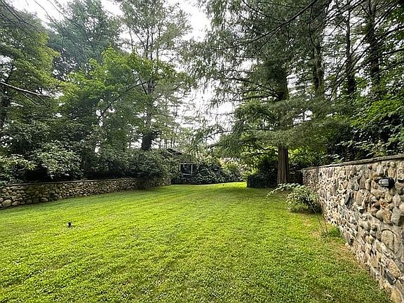 3rd image of 6 Carol Ct