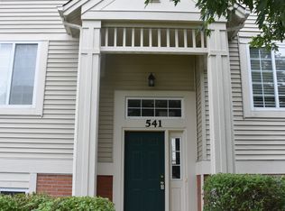 541 Cary Woods Cir, Cary, IL 60013