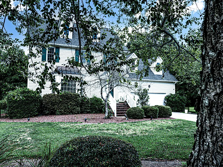1004 Somerset Ct — Photo 4