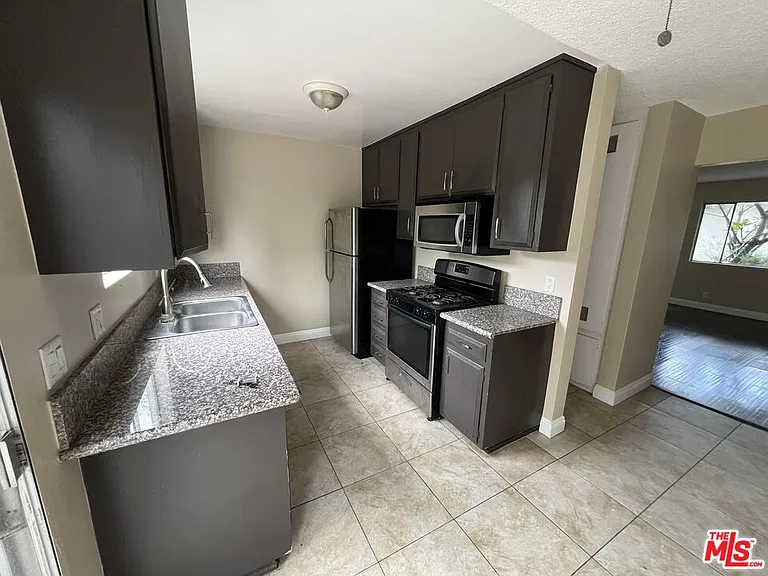 6233 Clybourn Ave — Photo 3