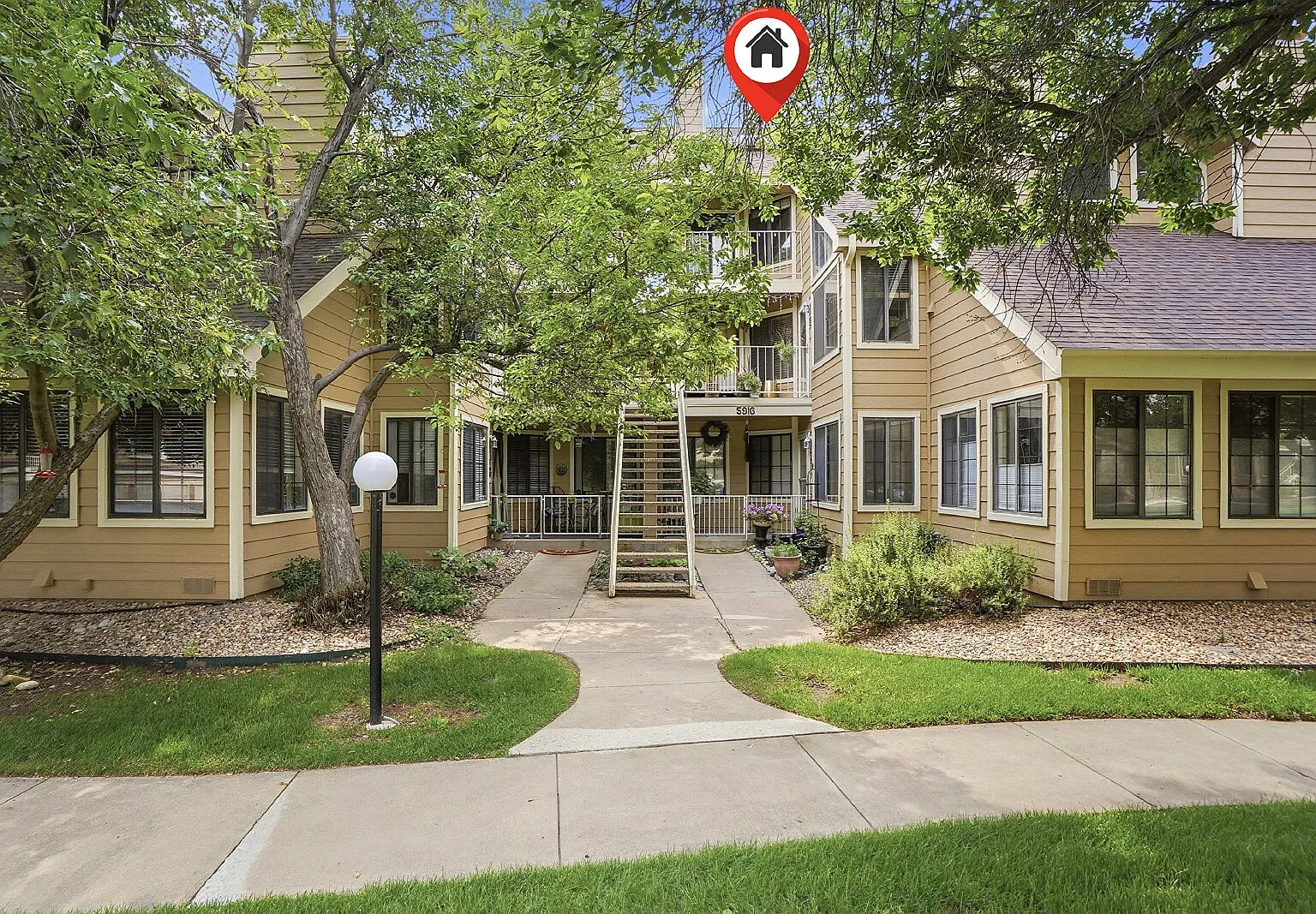 2 bed, 1.0 bath, 747 sqft, $1,946 — Photo 1