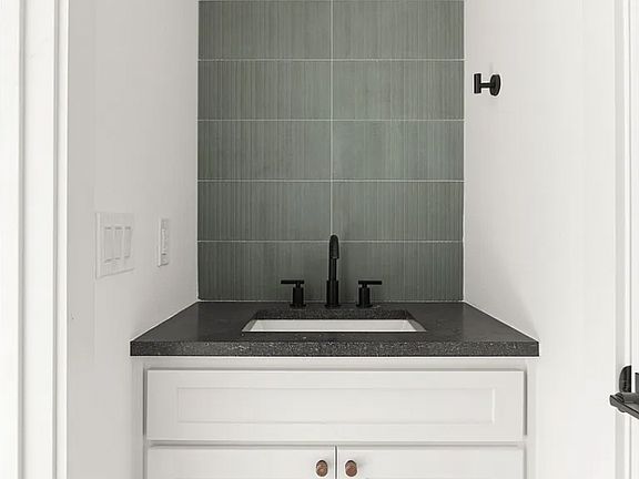 4th image of 4711 Sylvester St #1