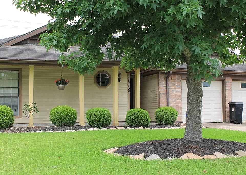 Welcome to 15734 Roxton Ridge in Pipers Meadow.