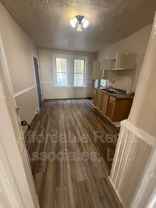 2 bed, 1.0 bath, $811 — Photo 2