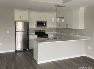 221 Eastview Dr #24, Central Islip, NY 11722
