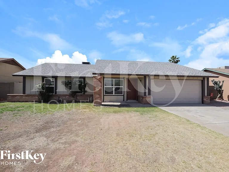 1419 W Ross Ave — Photo 1