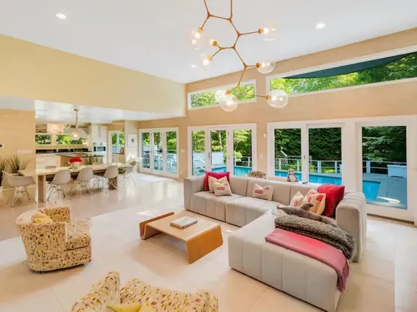 https://photos.zillowstatic.com/fp/d1f82397e2046ad3534c4c039325b9c0-p_e.webp