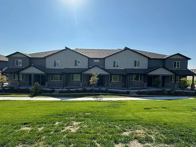 3 bed, 2.5 bath, 1712 sqft, $2,400 — Photo 2
