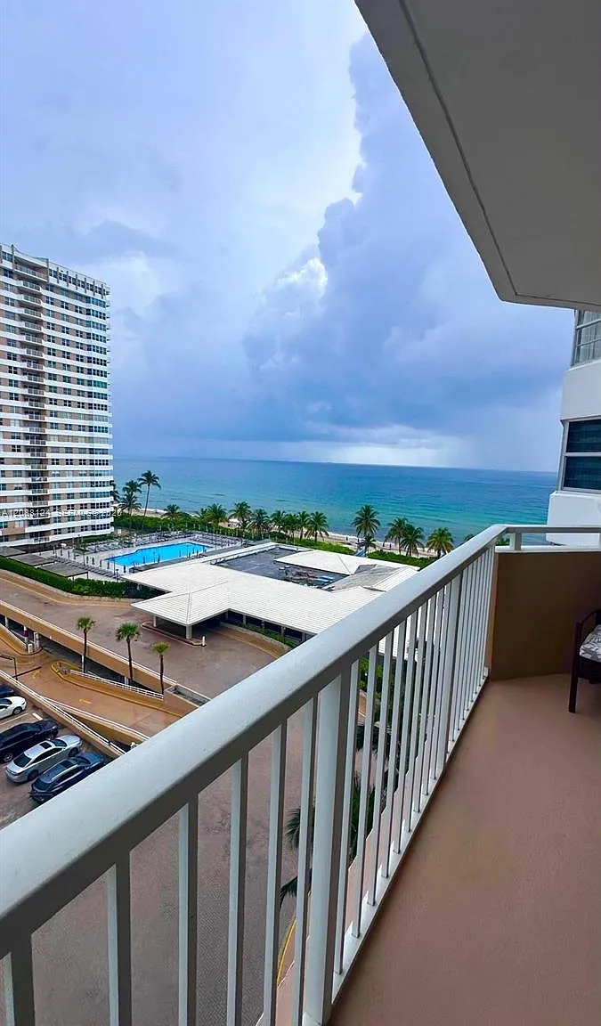 Hemispheres Condo — Photo 4