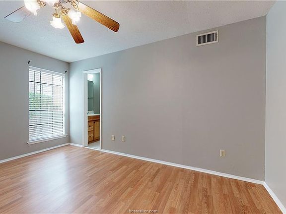 3rd image of 1014 Autumn Cir APT B