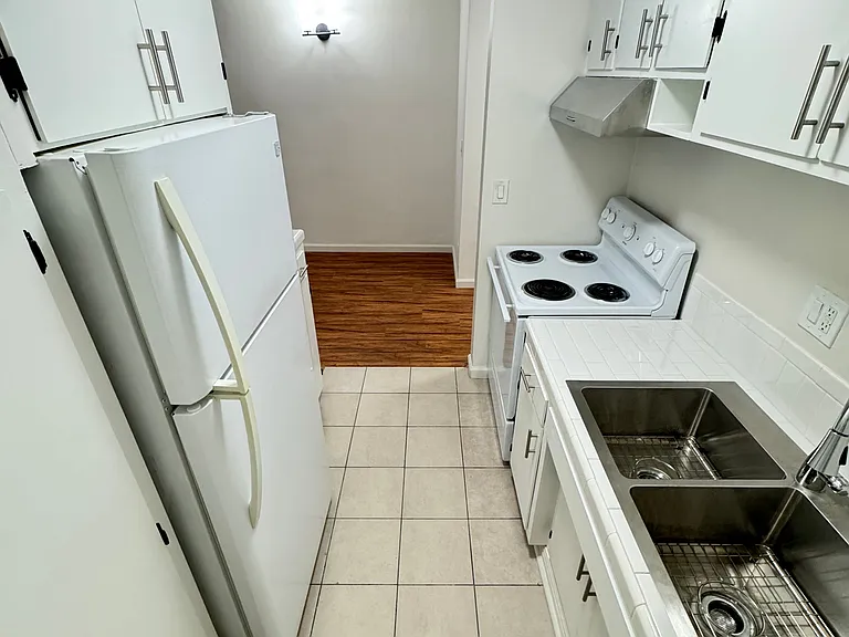 1150 N Normandie — Photo 12