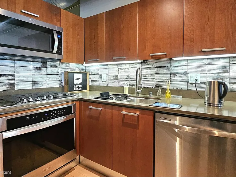 645 W 9th St #609 — Photo 25