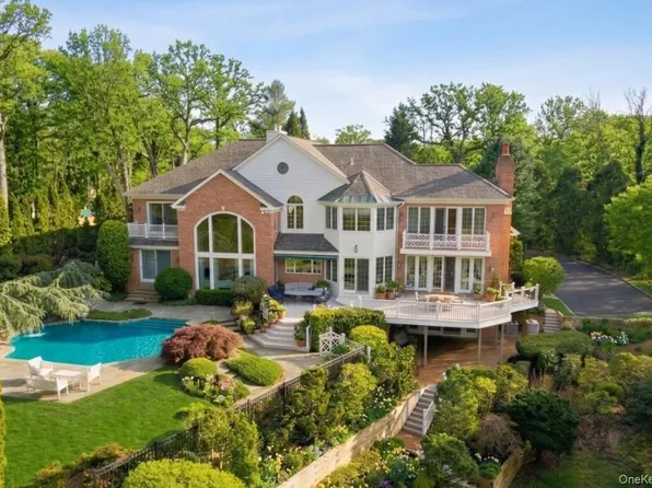 19 Cobblestone Court, Centerport, NY 11721