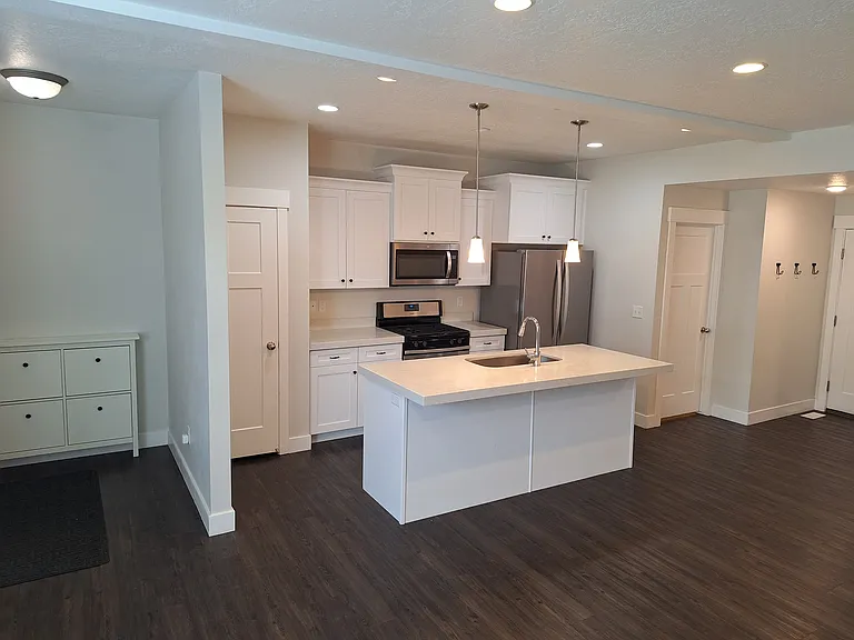808 E Newfield Dr — Photo 3