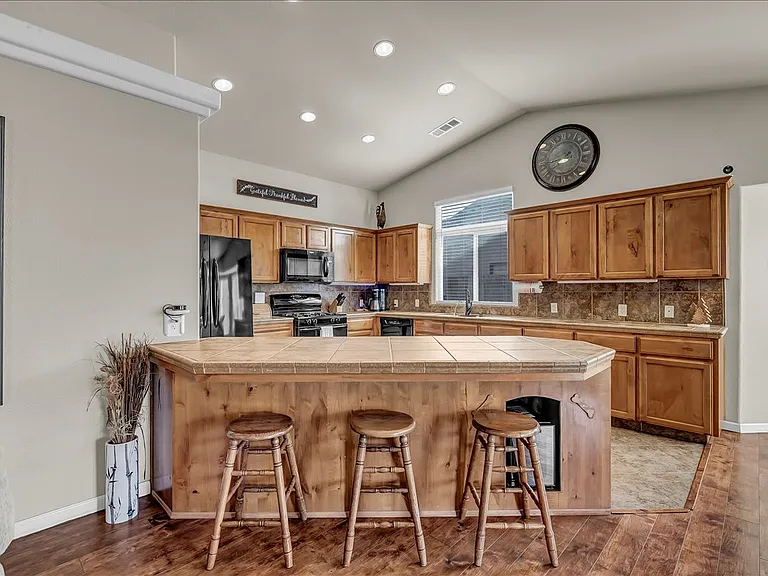 2435 N Crowe St — Photo 14