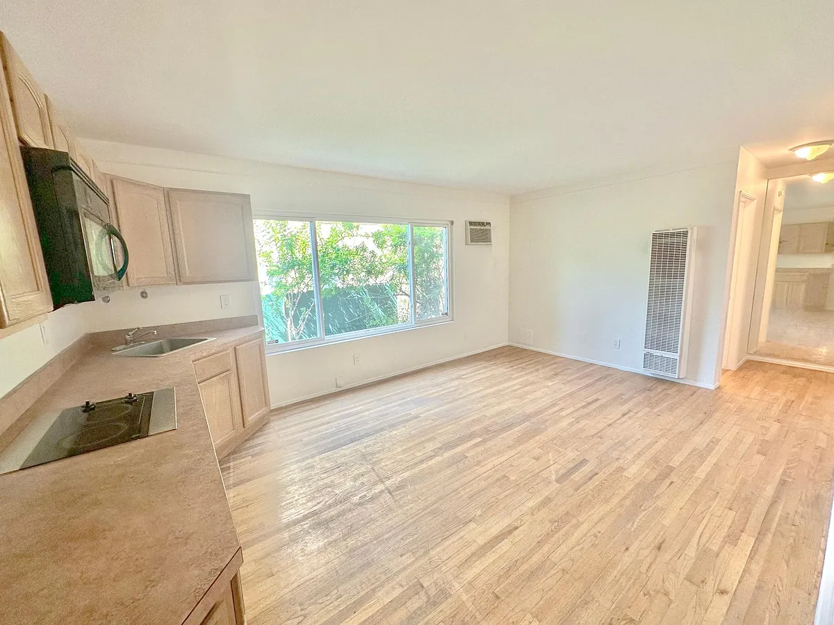 Building Photo - 8008 Blackburn Ave #2
