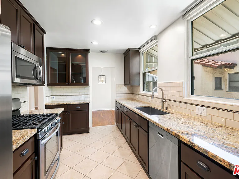 119 N Orange Dr — Photo 13