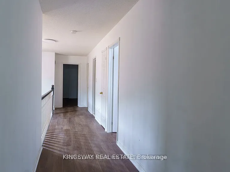 1048 Charminster Cres — Photo 18