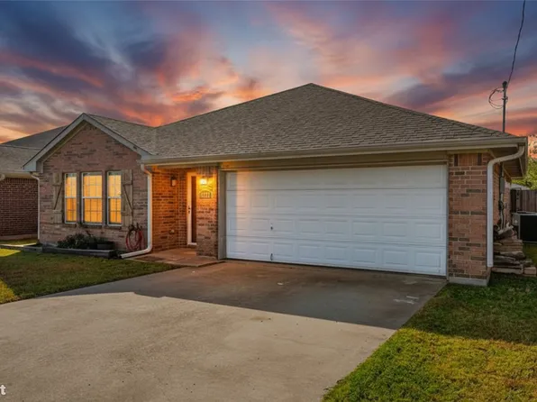 112 W Cedar St, Lone Oak, TX 75453