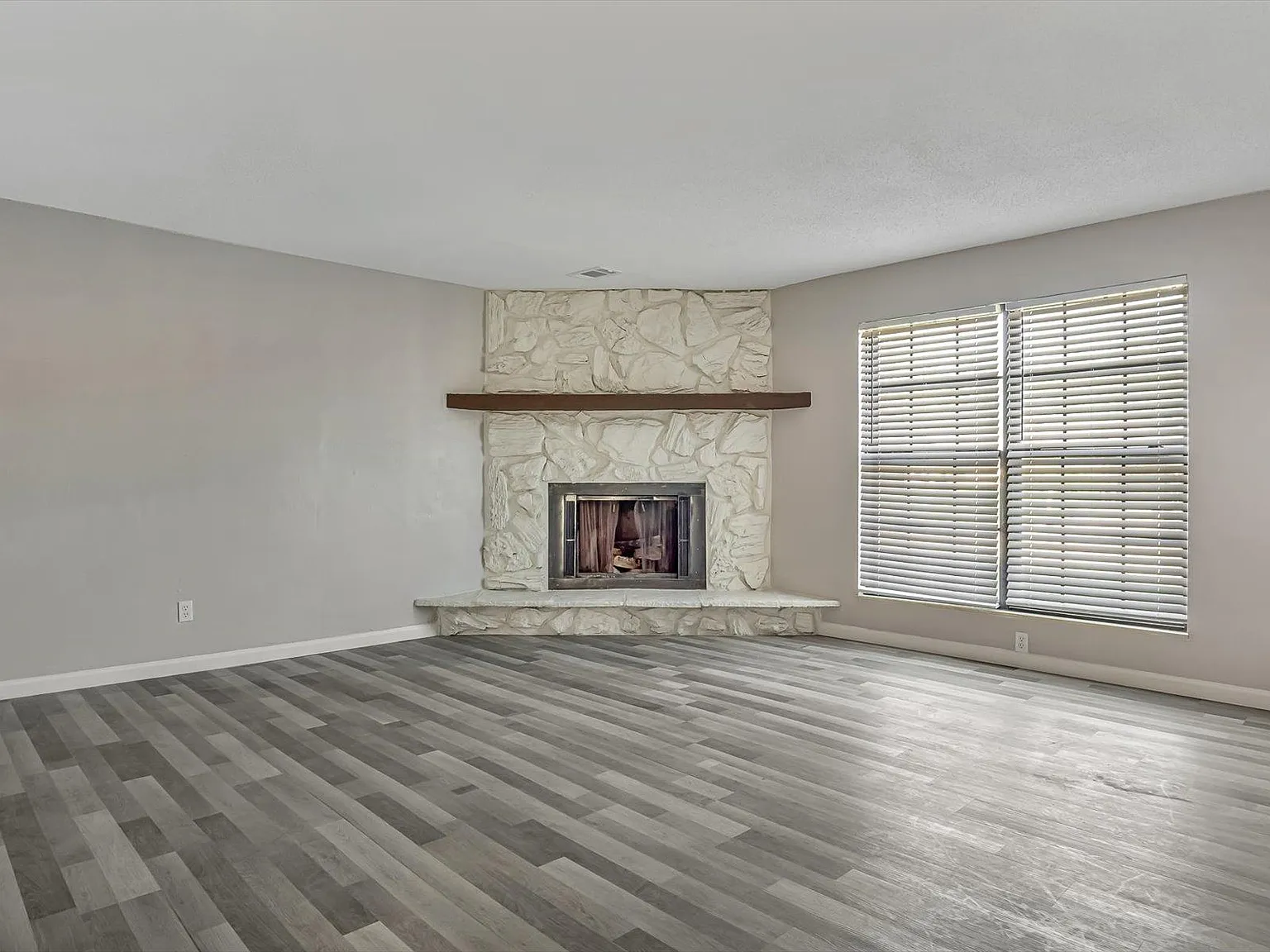 3 bed, 1.5 bath, 1200 sqft, $1,650 — Photo 2