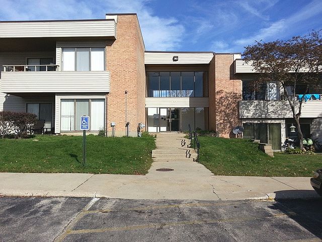 1st image of 915 N Countryside Dr APT 104
