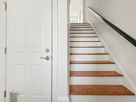 3rd image of 4800 Crestmore Rd