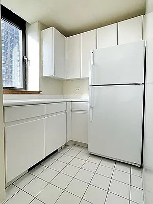 5th image of 250 E 40th St APT 29F