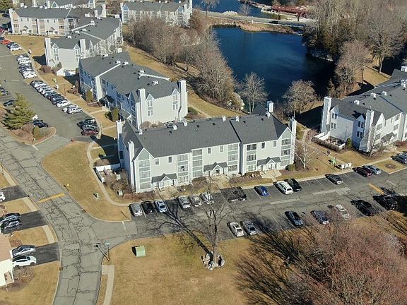 4th image of 32 Burlington Ct