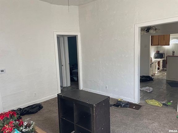 3rd image of 116 W Maple St