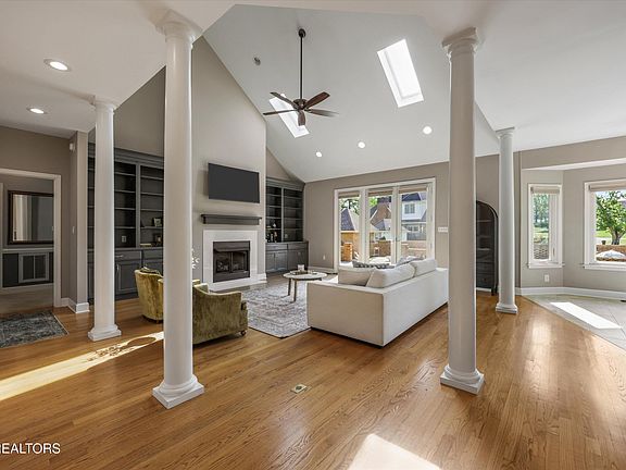 5th image of 318 Hidden Cove Ct