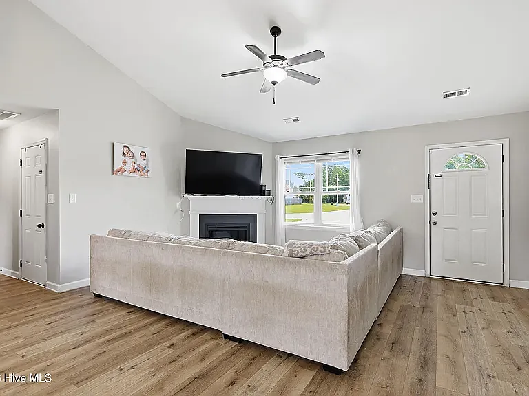 210 Brice Ct — Photo 6