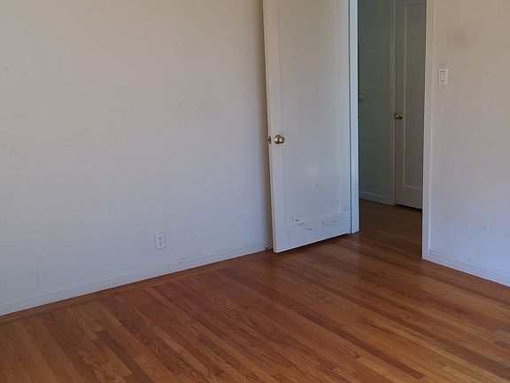 3rd image of 832 Geneva Ave