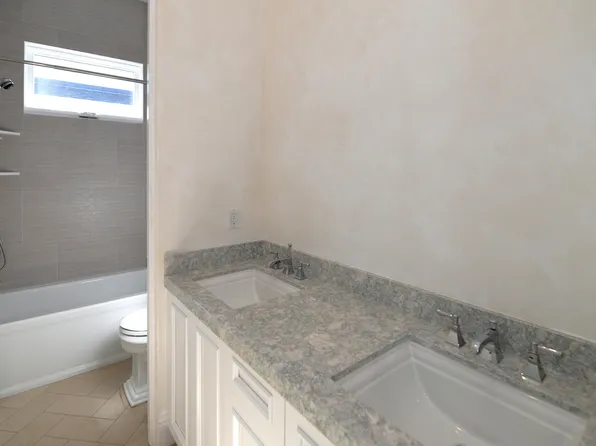 1037 8th St, Manhattan Beach, CA 90266