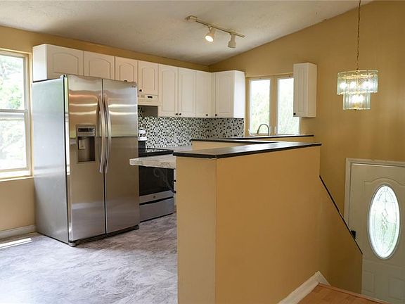 4th image of 10 Scott Ct