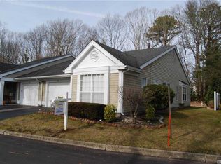 100 Glen Dr, Ridge, NY 11961