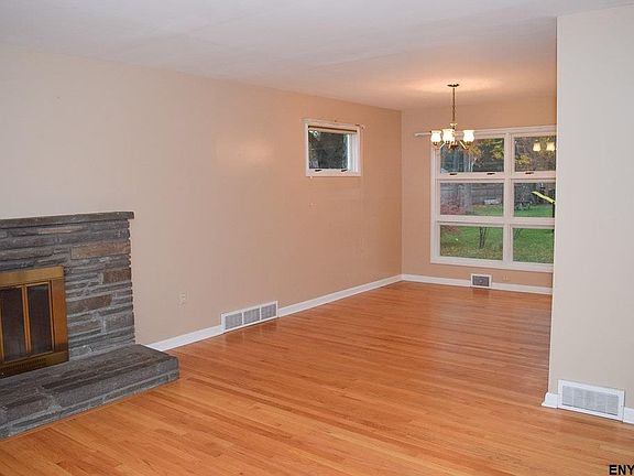 4th image of 32 Beechwood Ave