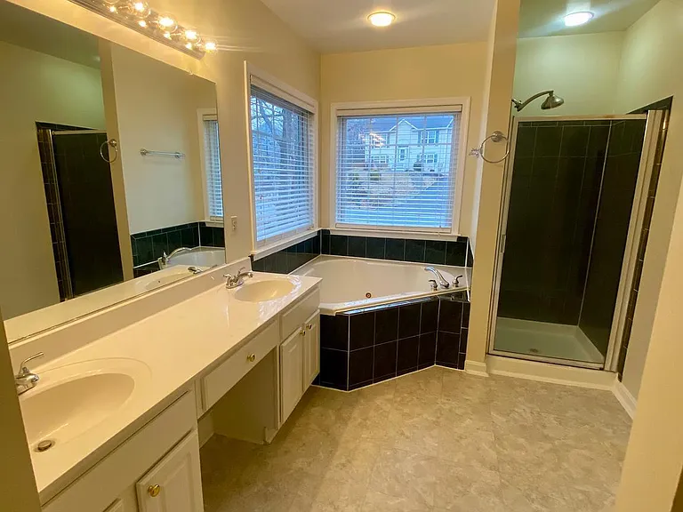 9504 S Royal Crest Ct — Photo 17