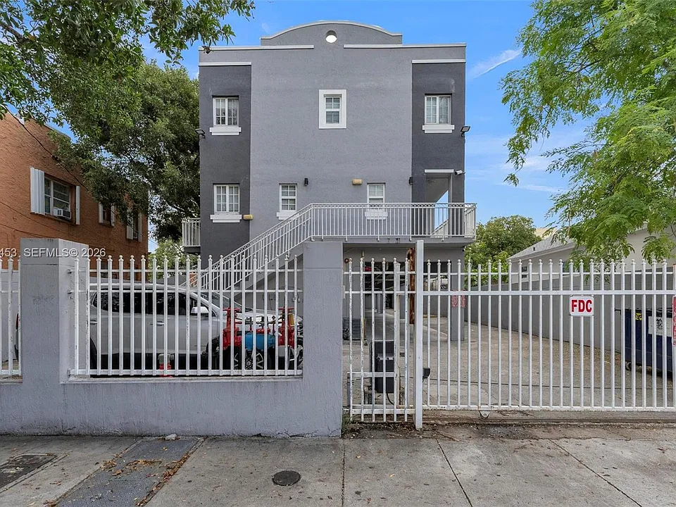 1421 SW 3rd St #208