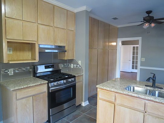 4th image of 240 Forest Ave
